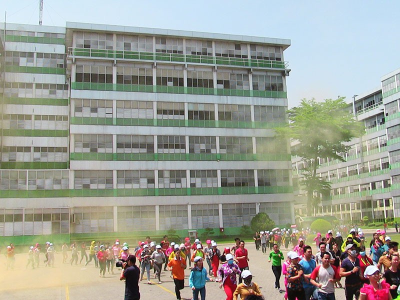 'Giải thoát' 4.000 công nhân trong buổi cháy giả - ảnh 1